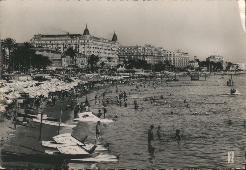 Cannes Plage de la Croisette à l'heure de bain France
