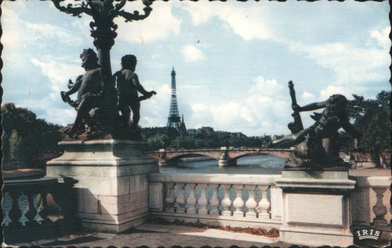 La Tour Eiffel vue de la Place de la Concorde, Paris France
