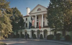 Williamsburg Inn, Colonial Building with Flags Postcard