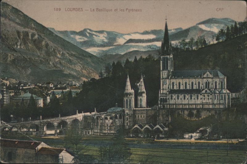 Lourdes - La Basilique et les Pyrénées France
