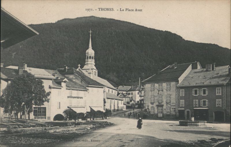 Thones - La Place Avet France