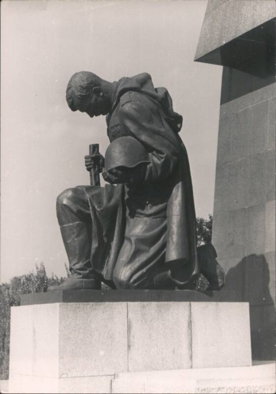 Kneeling Soldier Statue with Rifle and Helmet, Military Memorial