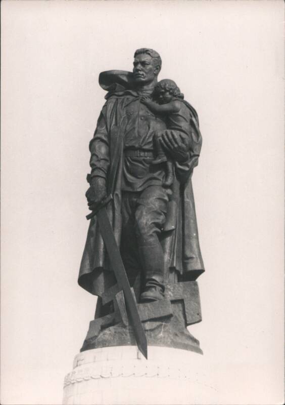Soviet Soldier with Child Statue, Heroic Monument Sculpture & Carving