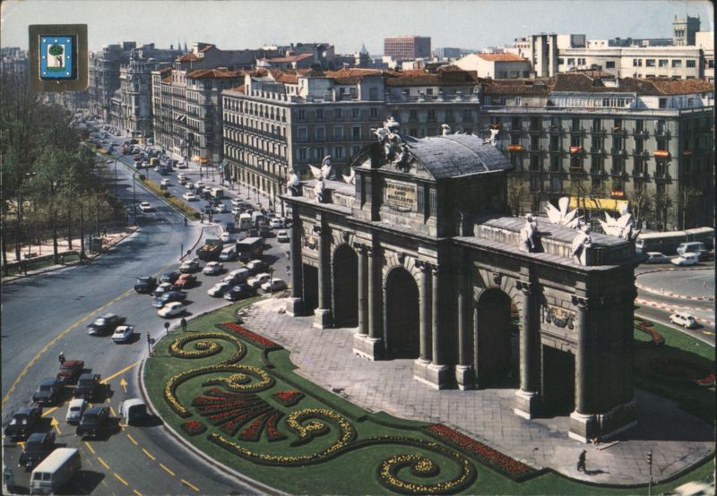 Puerta de Alcalá Arch, Busy Street Scene Madrid Spain