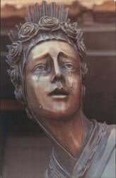 LA SALETA (HNO. JUAN) Crying Woman Sculpture with Roses Postcard