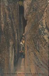 Fat Man's Squeeze, Rock City Gardens, Lookout Mountain Postcard