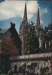 Les Flèches de la Cathédrale au-dessus des Remparts Postcard