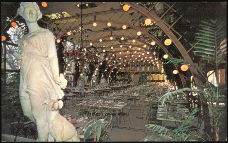 Florida Room at Kapok Tree Inn - Giant Arbor and Statues Clearwater