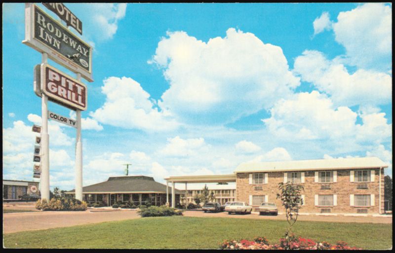 Rodeway Inn and Pitt Grill Motel Sign Texarkana Arkansas