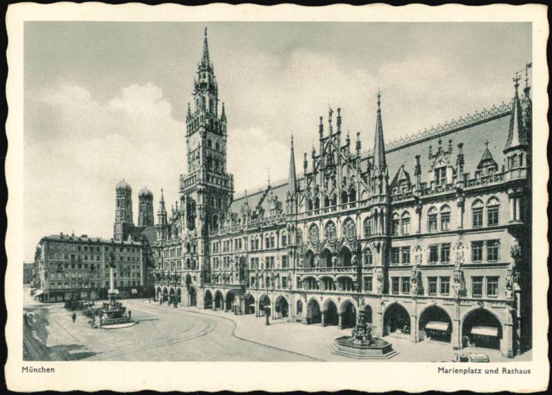 Marienplatz und Rathaus with Frauenkirche Towers München Germany