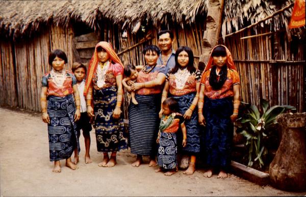 Typical Indian Family Of San Blas Panama