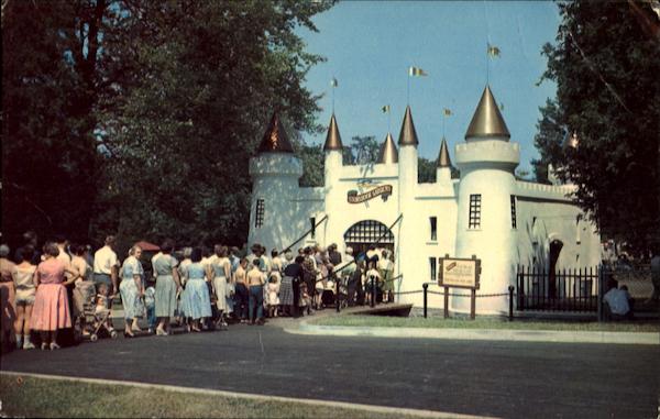 Entrance Castle To Storybook Gardens, Storybook Gardens London Canada
