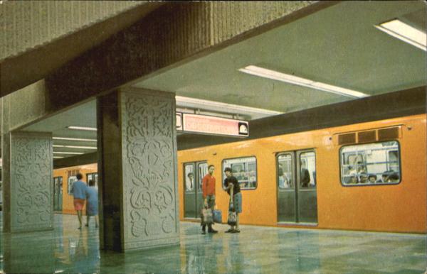 Interior Del Metro Estacion Insurgentes Mexico City
