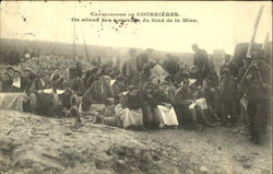 Catastrophe De Courrieres On attend des souvelles du fond de le Mine Postcard