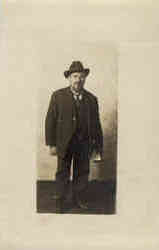 Short man, hat and beard Postcard
