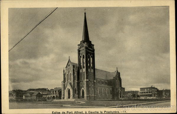 Eglise de Port Alfred a Gauche le Presbytere PQ Canada