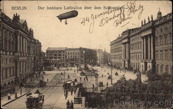 Der lenkbare Luftballon uber dem Schlossplatz - Airship Berlin Germany