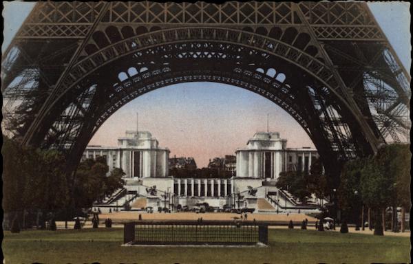 Le Palais de Chaillot et l'Arche de la Tour Eiffel Paris France