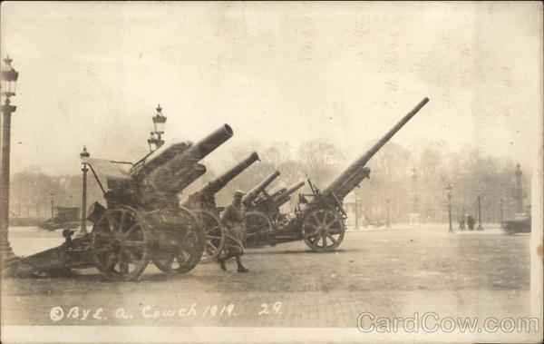 Military Guns in Plaza World War I
