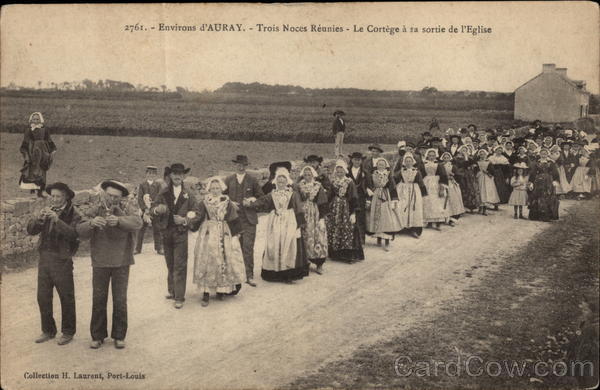 Trois Noces Réunies - Le Cortège à sa sortie de l'Eglise Auray France