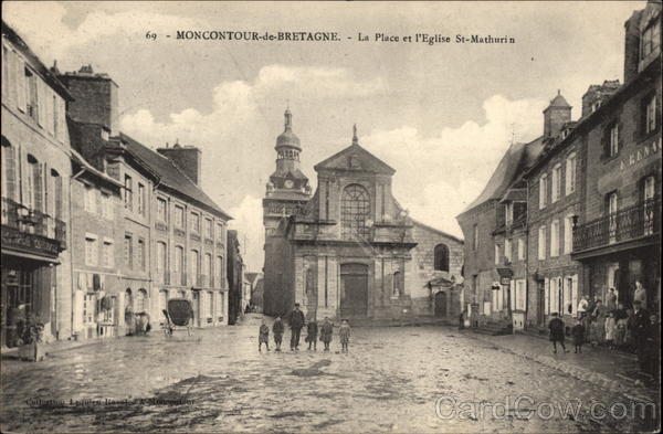 La Place et l'Eglise St-Mathurin Moncontour-de Bretagne France