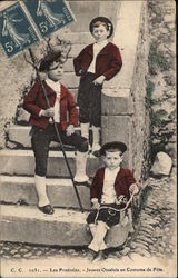 Les Pyrénées - Jeunes Ossalois en Costume de Fète Postcard
