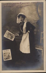 LE RIRE ( a newpaper and a maid ) Postcard