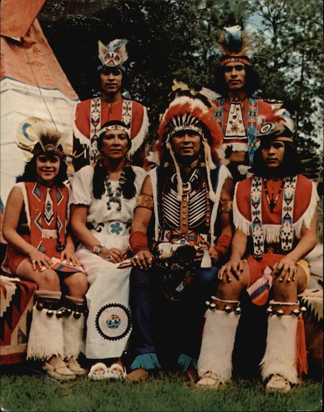 Native Americans in Traditional Coastume Native Americana Native Americans in Traditional Coastume Native Americana