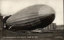 Das Riesenluftschiff "Graf Zeppelin" Verlasst die Halle Postcard