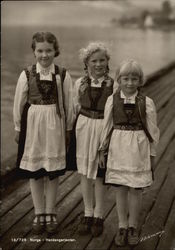 NORWEGIAN 3 GIRLS IN HARDANGER BUNAD Postcard