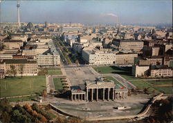 Blick auf Brandenburger Tor und "Unter den Linden" Postcard