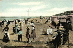 La Plage et la Jetee Promenade Postcard