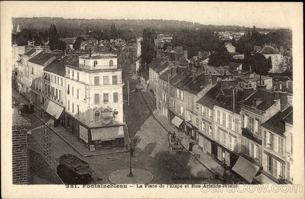 La Place de l'Etape et Rue Aristide-Briand Fontainebleau France