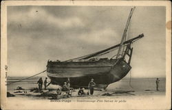 Berck-Plage - Goudronnage d'un bateau de pêche France Postcard Postcard