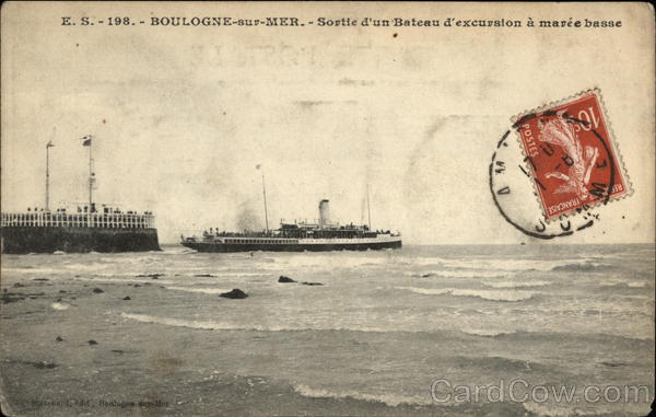 Boulogne-sur-Mer Sortie d'un Bateau d'excusion a maree basse France