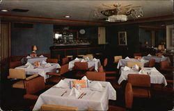 The Shadow Box Cocktail Lounge, Howard Johnson's Restaurant Postcard