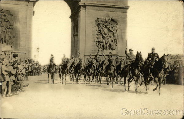 Place de l'Étoile, les Maréchaux Joffre et Foch passent sous l'Arc de Triomphe Paris France