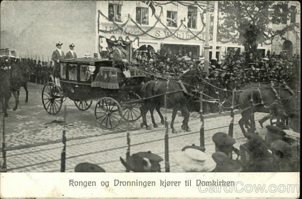 Kongen og Dronningen kjorer til Domkirken Norway