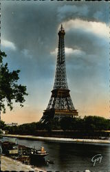 La Tour Eiffel vue de l'avenue de Tokio Postcard