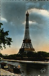 La Tour Eiffel vue de l'avenue de Tokio Paris, France Postcard Postcard