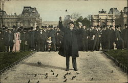 Paris - Le Charmeur d'OIseaux aux Tuileries Postcard