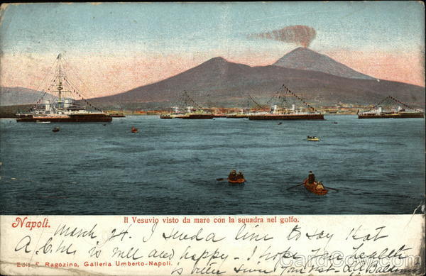 Napoli, Il Vesuvio visto da mare con la squandra nel golfo