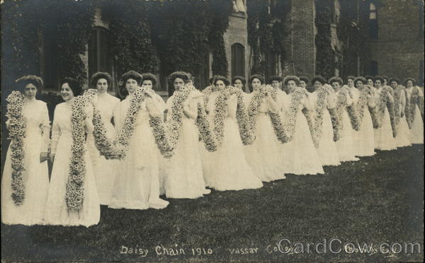 Daisy Chain, 1910 Vassar College Women