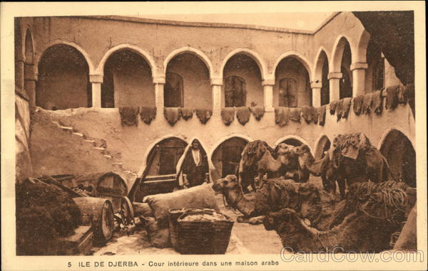 Cour intérieure dans une maison arabo. Ile De Djerba Italy