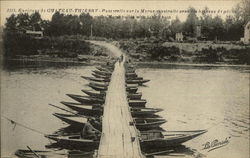 Passerelle sur la Marne construite avec les bateaux de peche Postcard