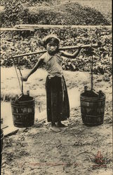 Petite fille porte de l'eau Petite fille porte de l'eau