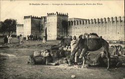 Groupe de Chemeaux devant la Porte des Têtes Postcard