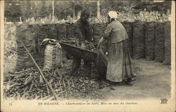 Charbonniers en forel, Mise en sacs du charbon Postcard