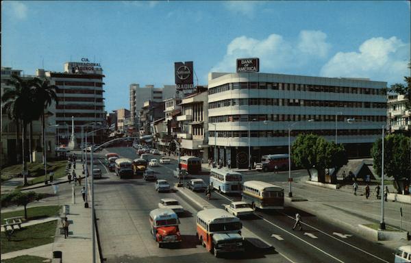 La Avenida Central y Plaza 5 de Mayo Ciudad de Panama