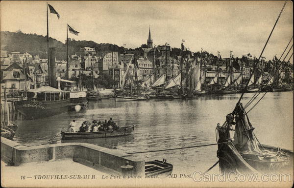 Le Port a Maree Haute Trouville-Sur-Mer France